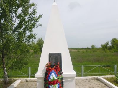 Братская могила 11-ти воинов Советской Армии, погибших в 1943 году при освобождении Невинномысска от немецко-фашистских захватчиков