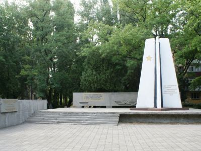 Памятный знак в честь воинов - авиаторов 230-й Кубанской штурмовой авиационной Краснознаменной ордена Суворова 2-й степени дивизии, павшим в боях за Родину (архитектор М.И.Лисицын)