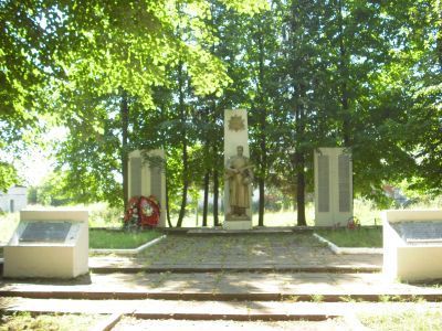 Братская могила 2420 воинов Советской Армии, погибших в 1941-1943 гг. в боях с немецко-фашистскими захватчиками. Установлен обелиск
