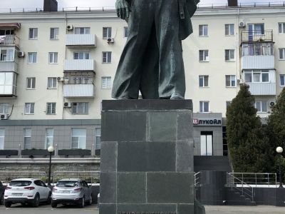 Памятник «Неизвестному матросу», установленный в честь моряков, принимавших участие в боях на «Малой земле»