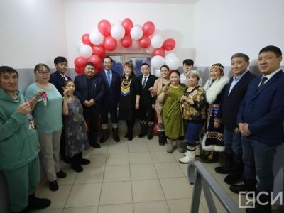 В селе Юрюнг-Хая Айсен Николаев вручил ключи от новых квартир переселенцам из аварийного жилья