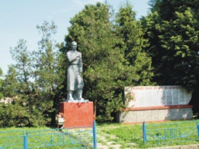 Братская могила советских воинов, погибших в боях с фашистскими захватчиками