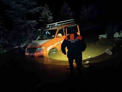 В Алдане спасатели помогли застрявшей в лесу группе гидрологов