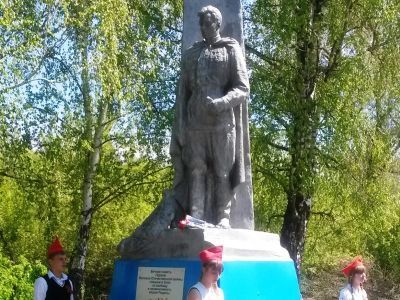 Братская могила советских воинов, погибших в боях с немецко-фашистскими захватчиками в 1943 году