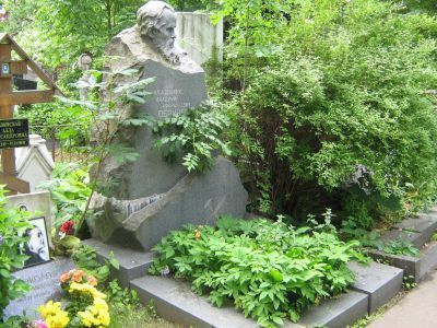 Могила Обручева Владимира Афанасьевича (1863-1956), ученого в области географии и геологии