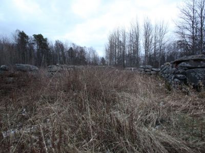 Конюшня (валунное основание)