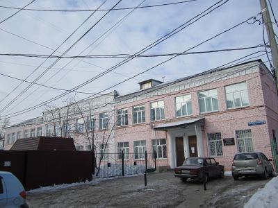 Здание средней  школы № 29, в котором в 1932-1941 годах учился Герой Советского Союза гвардии лейтенант Матвеев Олег Петрович, погибший смертью героя 5 февраля 1945 г. в боях с фашистскими захватчиками