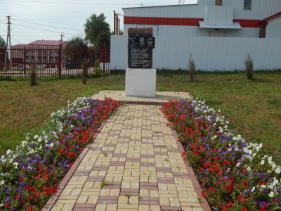 Памятный знак командиру продотряда И.В. Михайлову и комиссару Т.П. Бараеву, погибшим от рук кулаков в 1918 году. Сооружен из гранита, высота 3 м. Открыт в 1978 г.