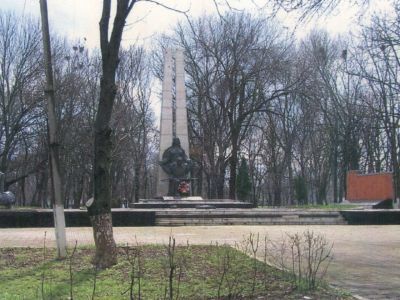 Братская могила воинов, погибших в годы гражданской и Великой Отечественной войн