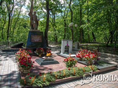 Братская могила воинов Советской Армии, павших в 1941 - 1945 гг. в боях с немецко-фашистскими захватчиками