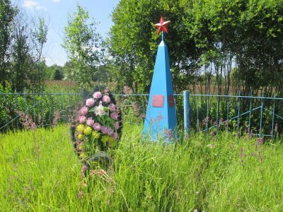 Братская могила партизан, погибших в боях с фашистами. Установлен обелиск