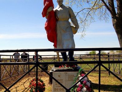 Братская могила с захоронением воинов, погибших в период Великой Отечественной войны 1941—1945 гг.