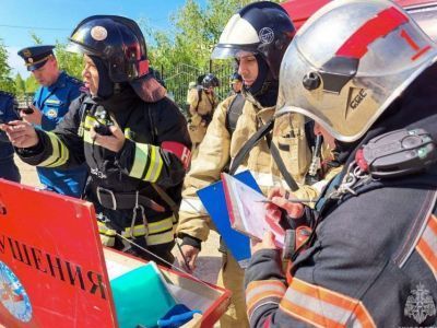 Пожарные Якутии провели учения в школе города Мирный