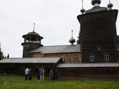 Ограда с воротами и торговыми лавками