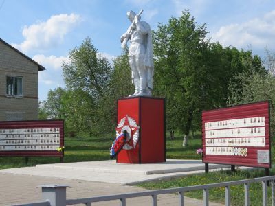 Братская могила советских воинов, погибших в боях с фашистскими захватчиками в 1943 году. Захоронено 20 человек, имя 1 человека установлено. Обелиск