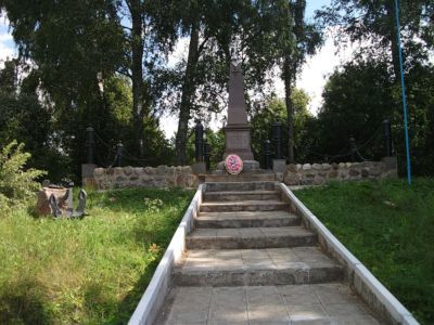 Могила Ильина Дмитрия Сергеевича (1737-1802), героя Чесменского сражения. На могиле установлен памятник.