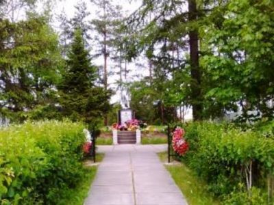 Братское захоронение советских воинов, погибших в 1941-1944 гг.; на двух близлежащих участках. На северном участке в числе Герой Советского Союза – Гончар Павел Иванович (1905-1943)