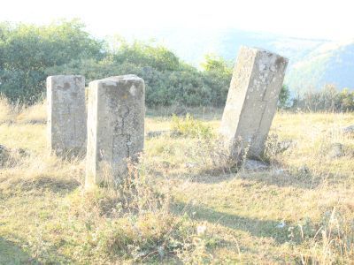 Три надмогильные стелы