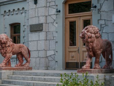 Львы венецианские у крыльца северного фасада виллы