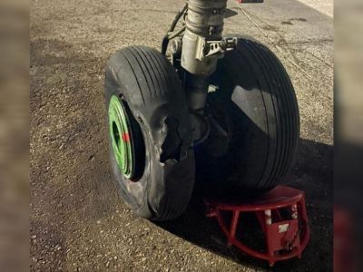В Якутске у пассажирского самолета разорвало пневматику стойки шасси