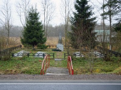 Братское захоронение советских воинов, погибших в 1941-44 гг.