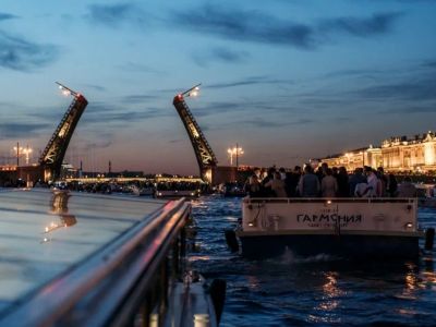 Развод мостов с катера: ночной Петербург без толпы
