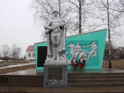 Братская могила советских воинов, погибших в боях с фашистскими захватчиками в 1943 году. Захоронено 17 человек, имена не установлены. Скульптура советского воина