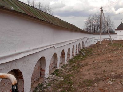 Стены ограды