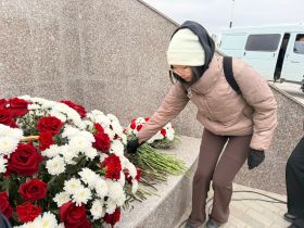 В Якутске состоялось возложение цветов к памятнику матери