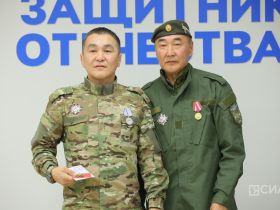 Якутянам вручили нагрудные знаки союза добровольцев Донбасса