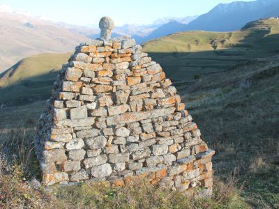 Склеп башенный, склеп полуподземный, святилище "Хоры алдар"