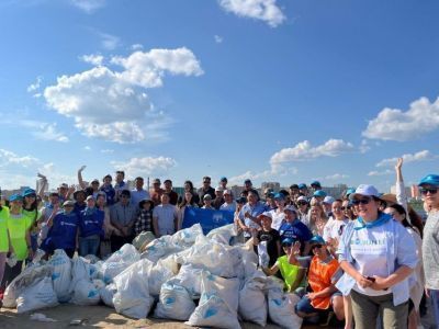Сотрудники Сбербанка поддержали субботник по уборке набережной Романа Дмитриева в Якутске