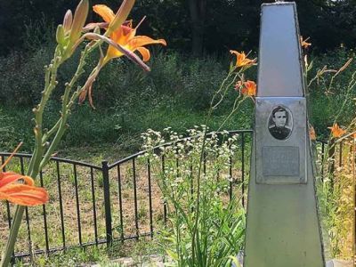 Обелиск на могиле лейтенанта Гродского Бориса Семеновича, 1924 года рождения, погибшего 21 марта 1943 года