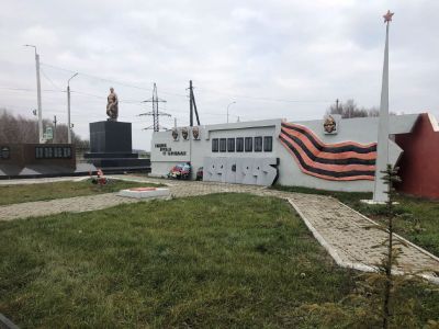 Братская могила воинов Советской Армии, погибших в феврале 1943 г. Захоронено 133 человека, установлено фамилий на 62 человека, скульптура установлено в 1961 году