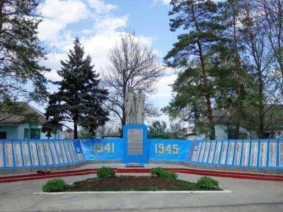 Братская могила 1361 советского воина, погибшего в боях с фашистскими захватчиками