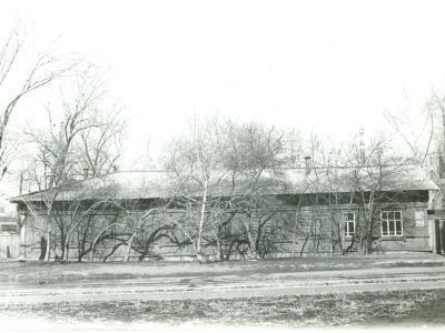 Дом, в котором в 1917 году находился первый штаб Красной Гвардии, созданный партийным комитетом большевиков 1 июля 1917 года. Здесь же рабочие- железнодорожники впервые получили оружие