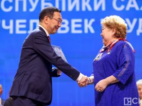 Айсен Николаев наградил 50 якутян премией «Человек труда»