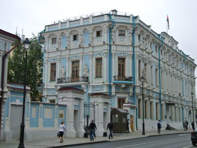 Дом с оградой