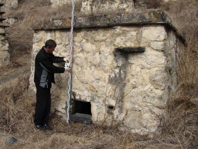 Склеп полуподземный с гладкой фасадной стеной 16