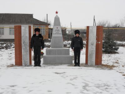 Братская могила советских летчиков, погибших в бою с фашистскими захватчиками