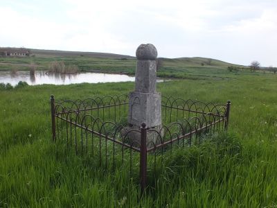 Братская могила советских граждан, расстрелянных во время оккупации немецко-фашистскими захватчиками в 1942 году