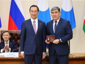 Айсен Николаев наградил выдающихся ученых Якутии