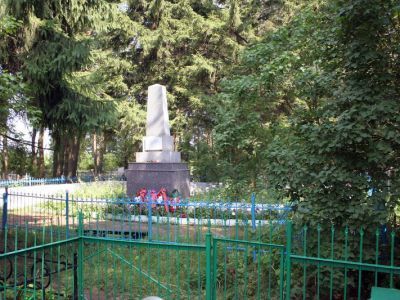 Братское захоронение советских воинов, погибших в 1941-44 гг.; в числе погибших - Зубков П.С., закрывший своим телом амбразуру вражеского дзота 11 февраля 1942 г.