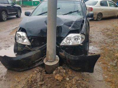 В Ленске пьяная женщина въехала на автомобиле в фонарный столб