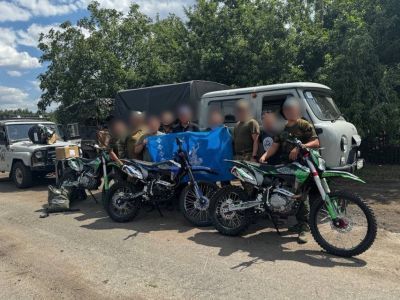 Оленьи шкуры и электромотоциклы доставили бойцам из Якутии в зону СВО