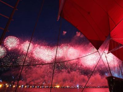 Дебют брига «Россия». Тысячи школьников отметили выпускной под обновленными алыми парусами