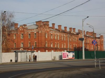 Трехэтажный корпус солдатских казарм в составе комплекса Артиллерийских казарм инженерного управления Казанского военного округа