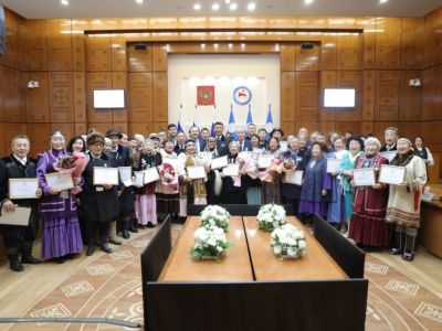 Носителям традиционной культуры вручили стипендии главы Якутии