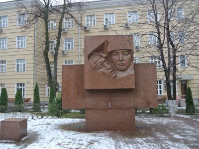 Памятник воинам-медикам, 1972 г., скульптор Кербель Л.Е., архитектор Тхор Б.И.