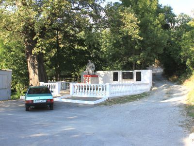 Братская могила советских воинов